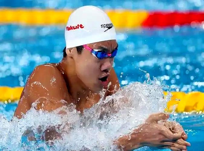 游泳比赛中运动员创造了轰动一时的表现