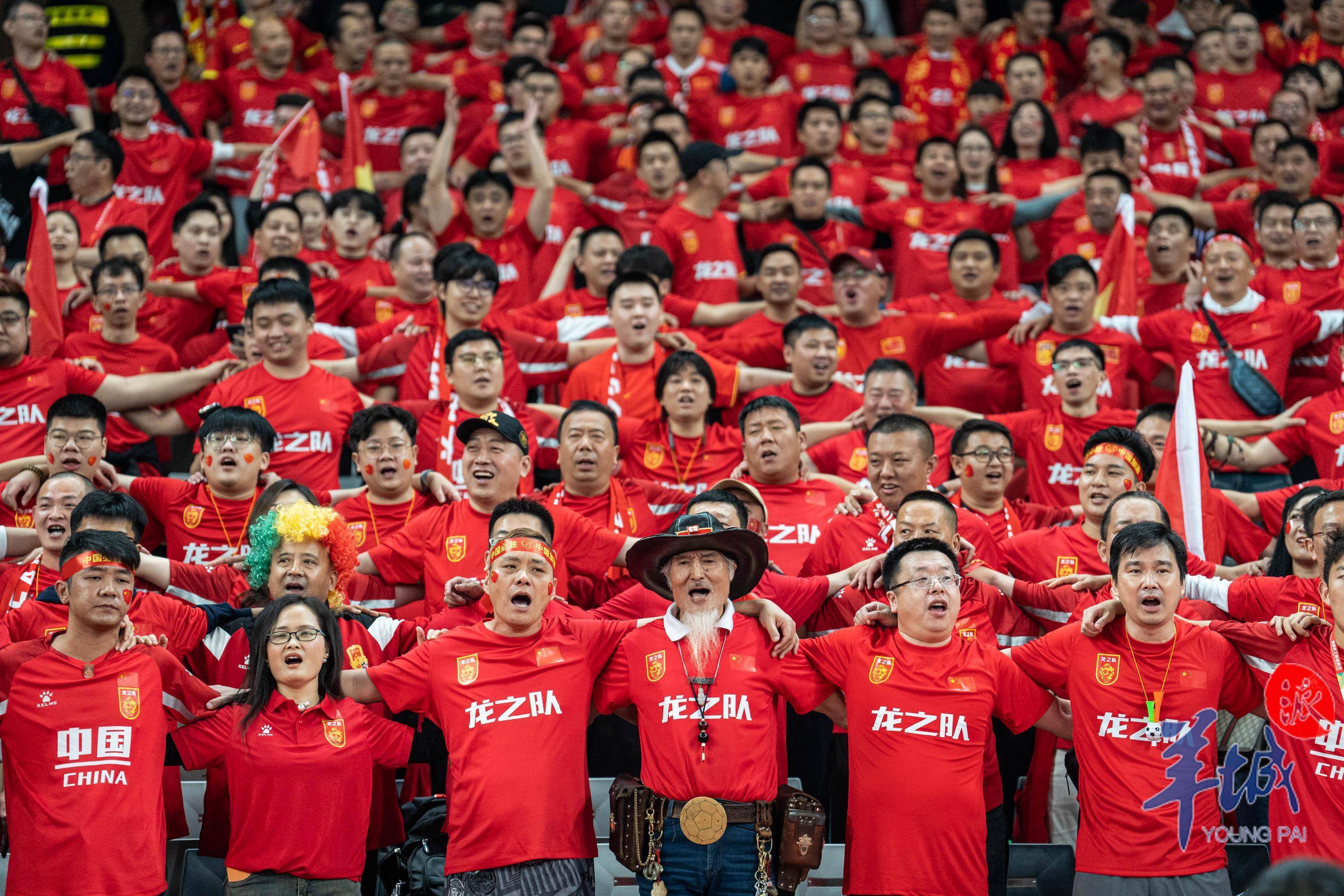 亚洲足坛冠军赛景象壮观，球迷热烈支持的简单介绍