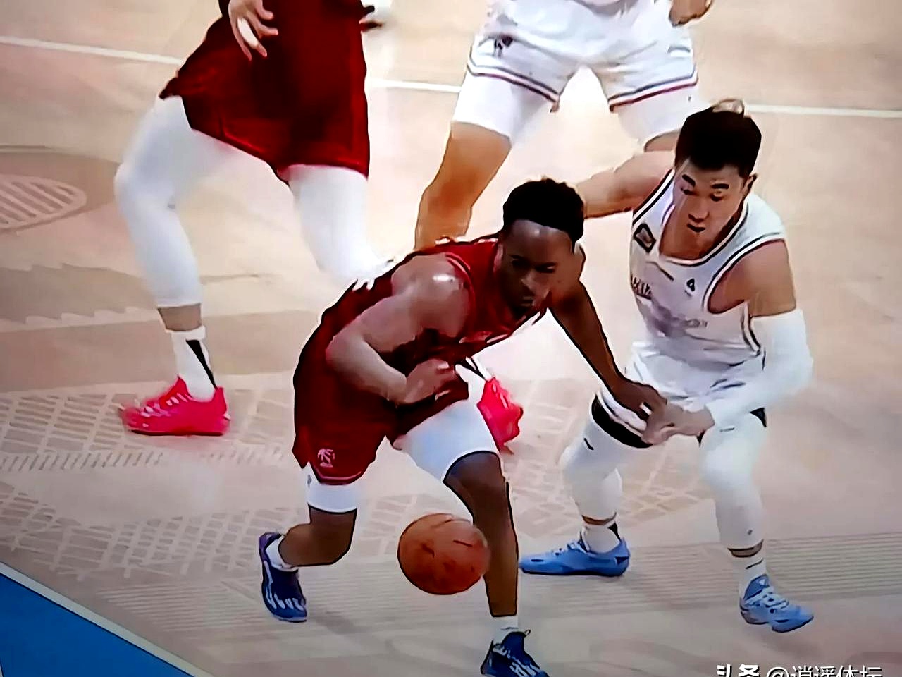 包含激烈对抗的篮球比赛，每一刻都充满着激情和悬念的词条