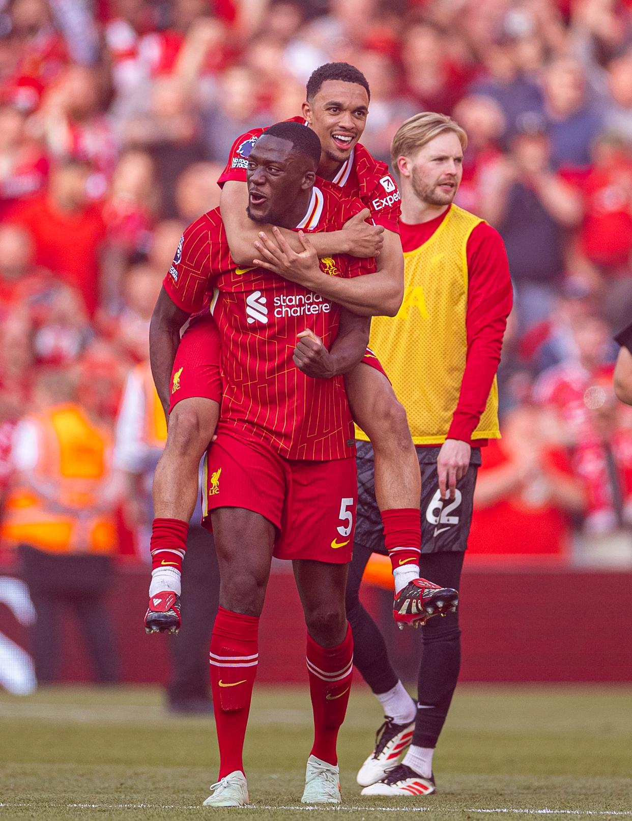 包含利物浦鏖战巴西，莱万关键制胜的词条