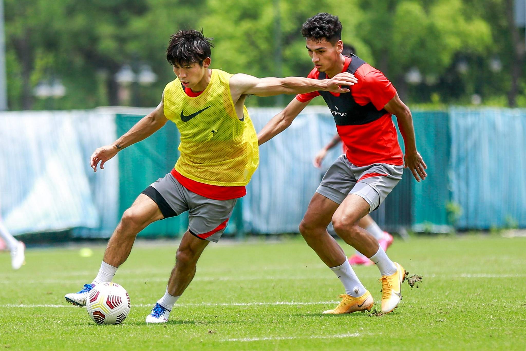 足球比赛中选手们战术配合默契有节奏