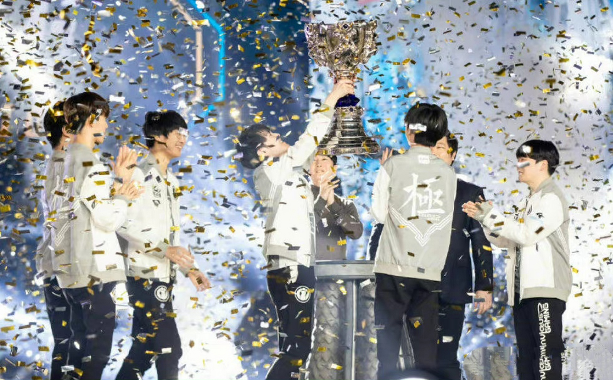 关于将归属谁？总冠军奖杯等待新主人的信息