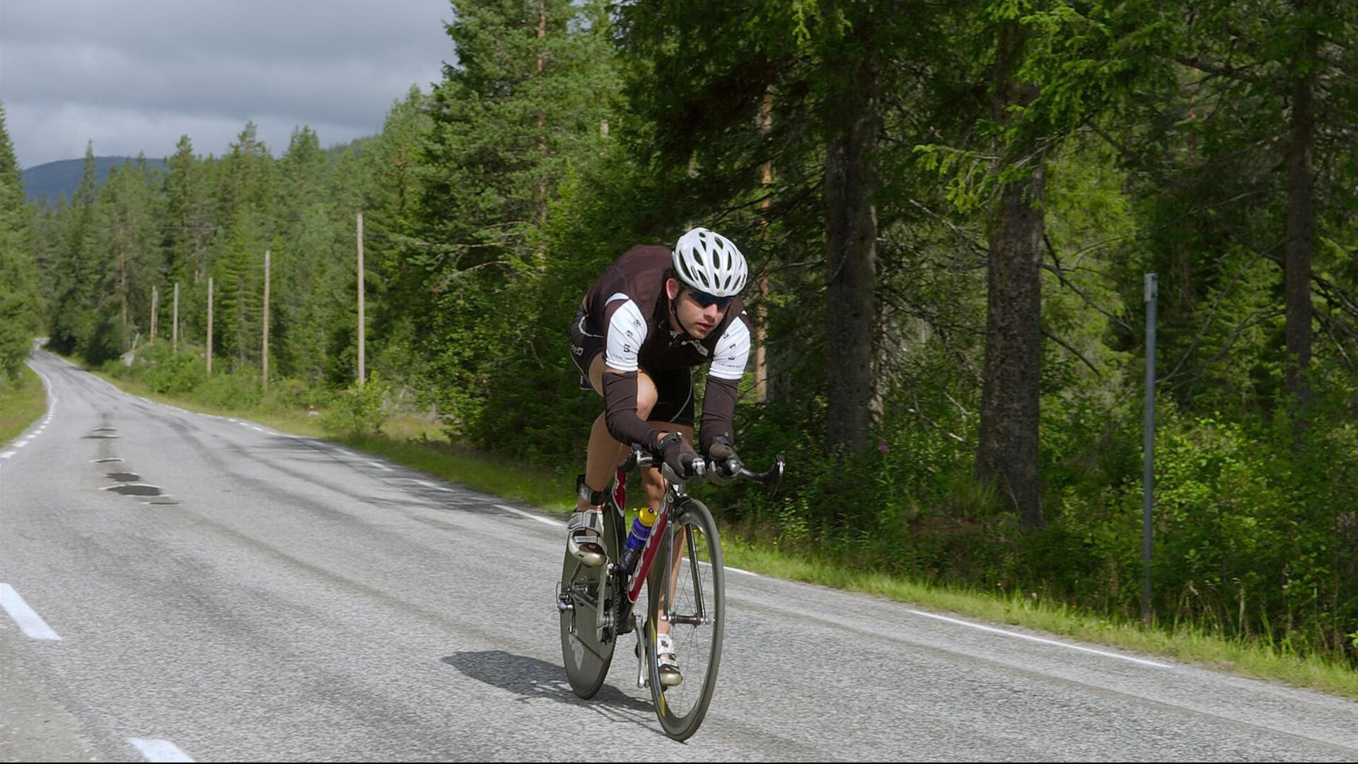 F1引擎与地板脚步的共振，字母哥率队征服不眠街道赛之夜
